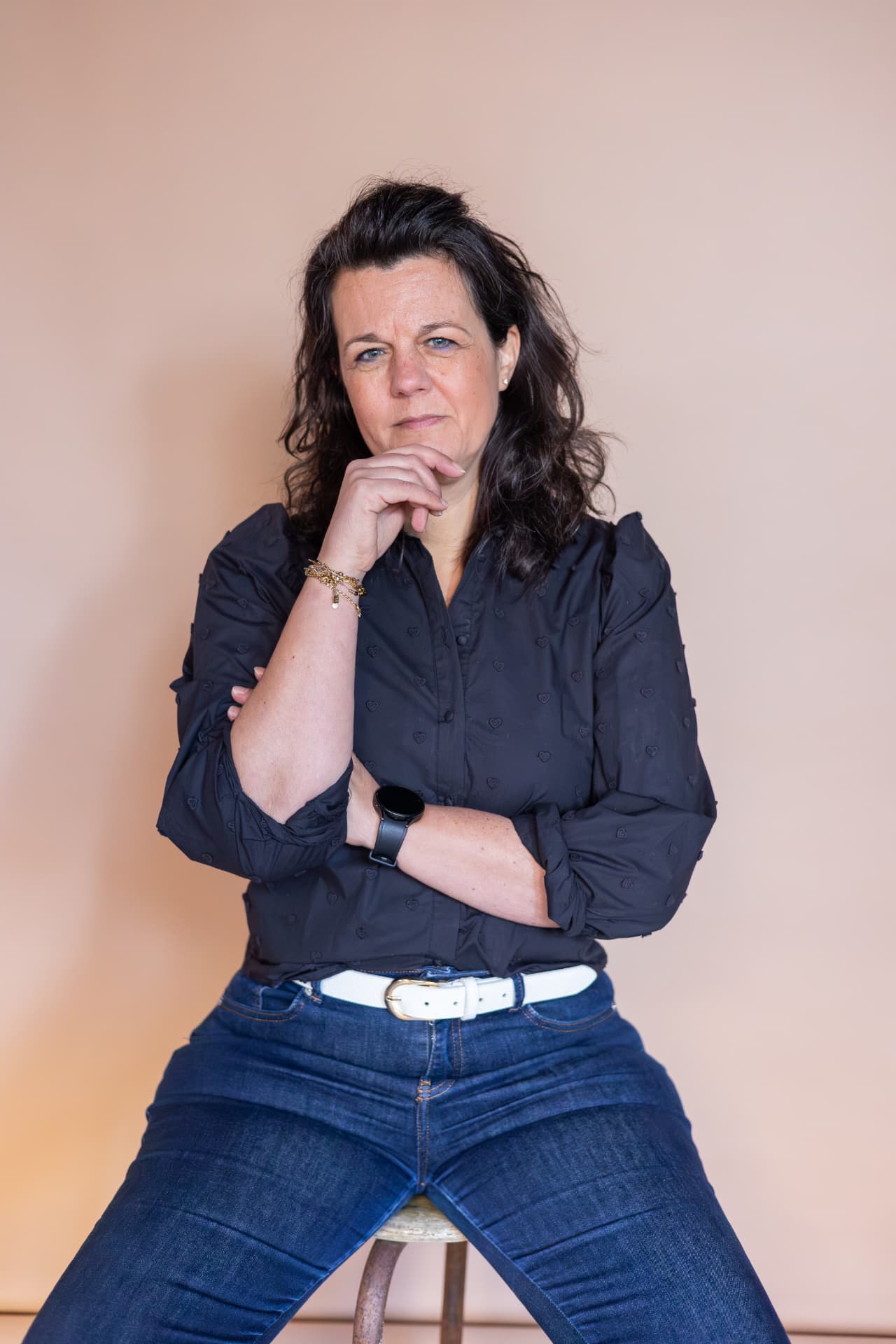 Mathilda van den Hof, nadenkend, met haar hand onder de kin