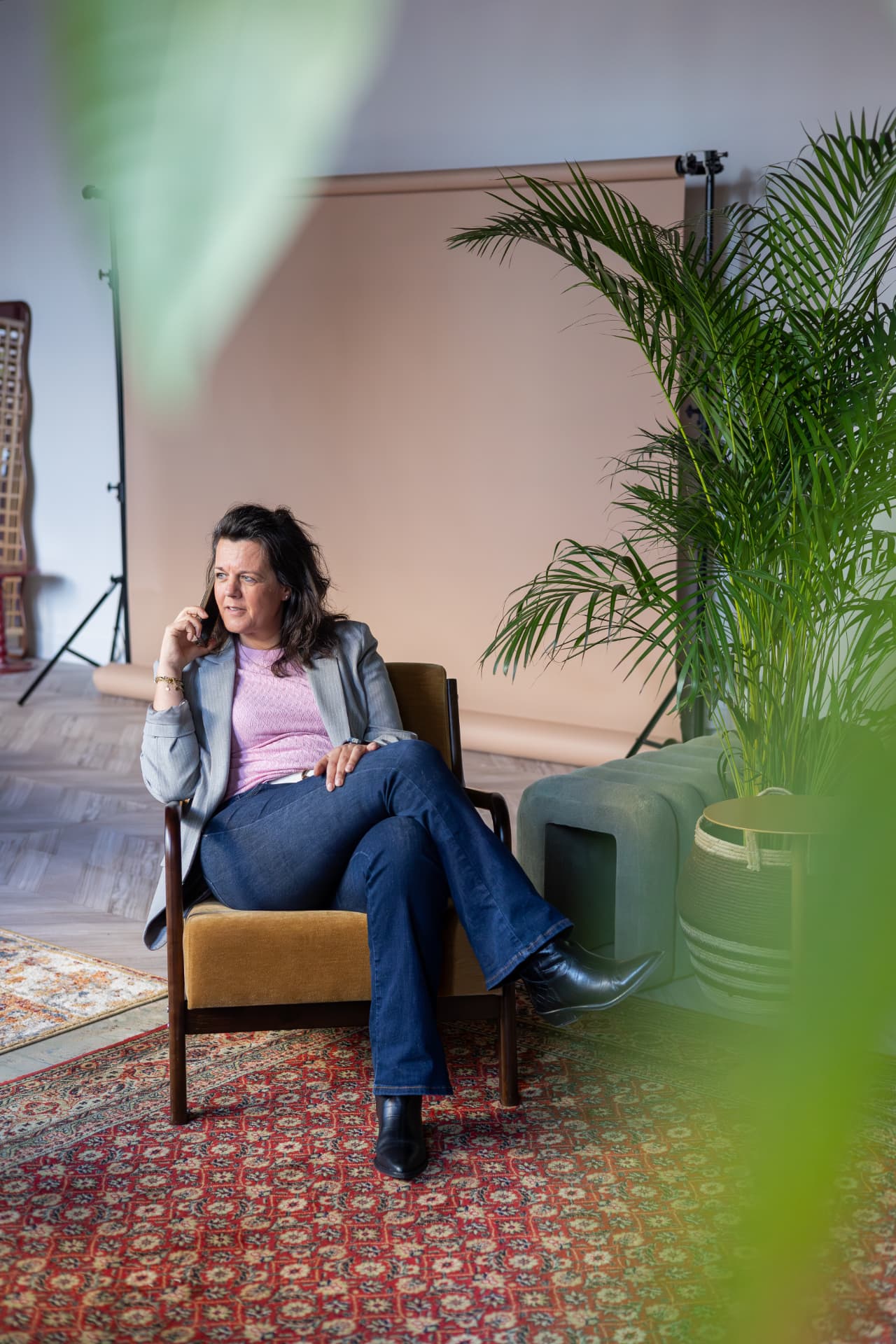 Mathilda van den Hof zittend in haar werkruimte