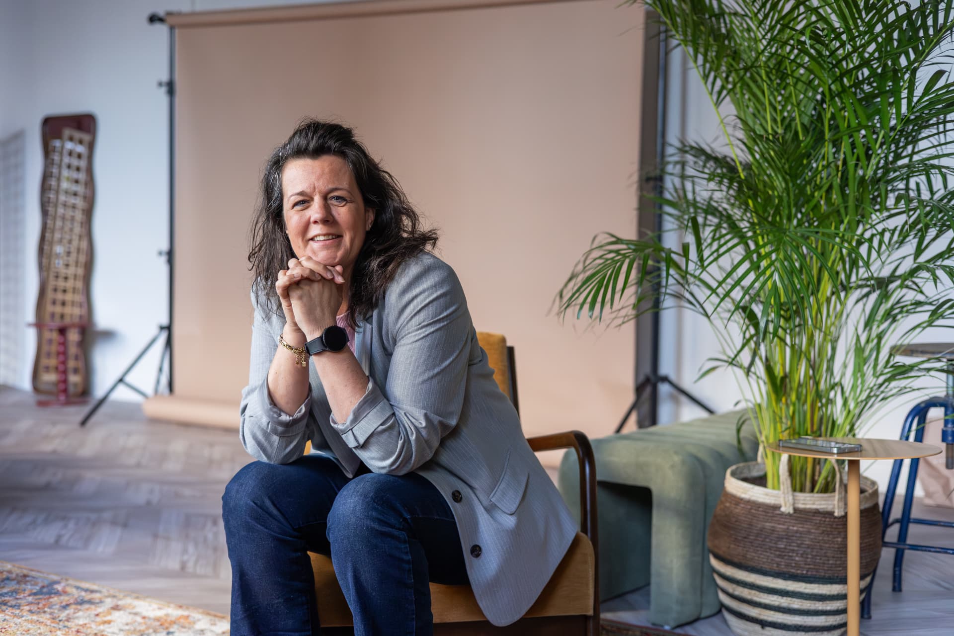 Mathilda van den Hof lachend zittend in haar studio